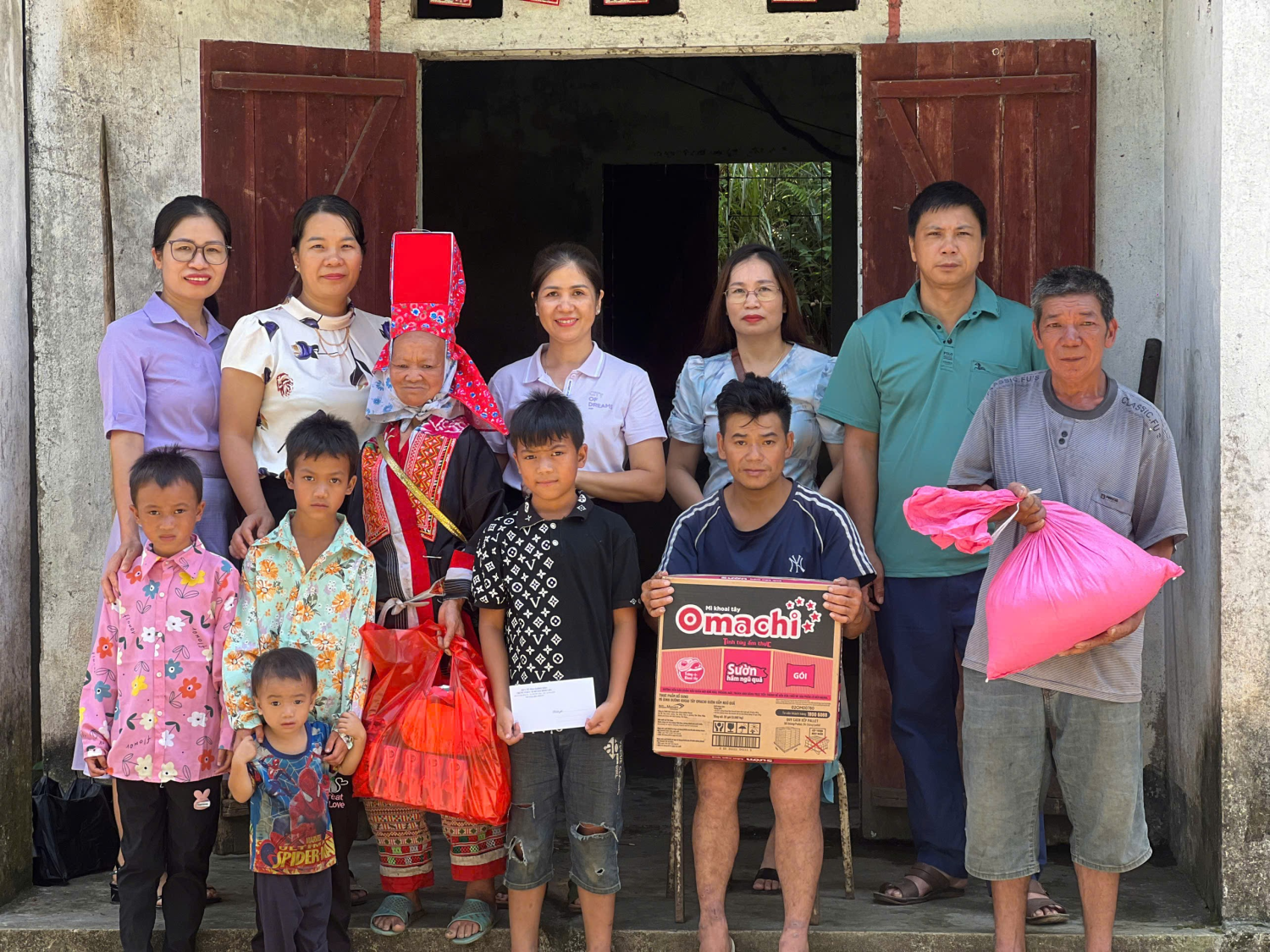 Trung tâm Y tế Bình Liêu tặng quà, thăm hỏi động viên trẻ em có hoàn cảnh khó khăn trước thềm năm học mới 2024